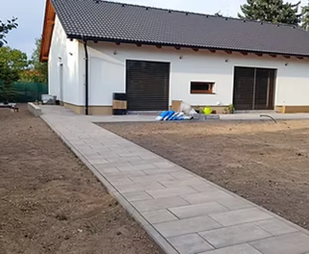 Zpevněná plocha a chodník u rodinného domu